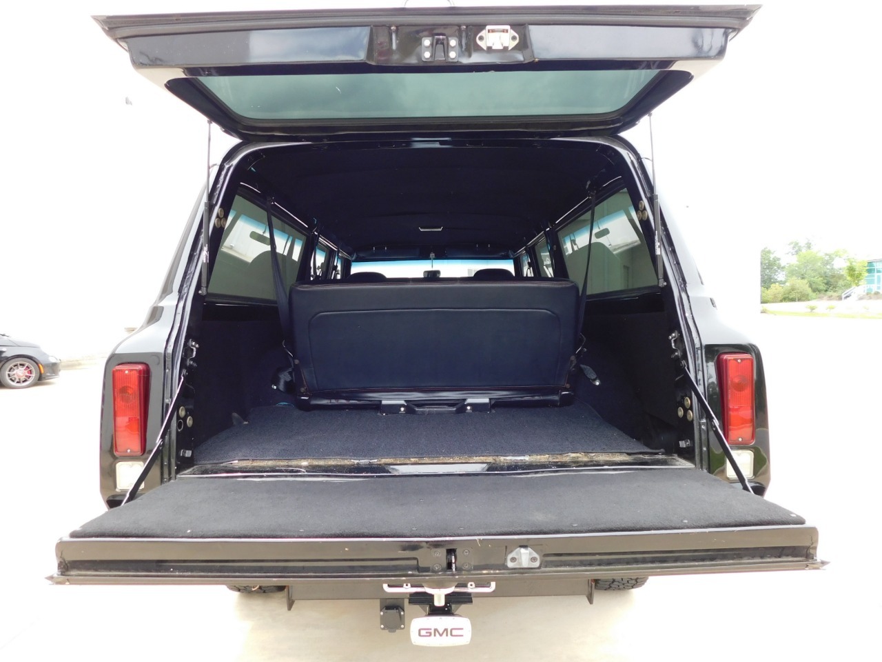 1972-gmc-suburban-restomod (79)