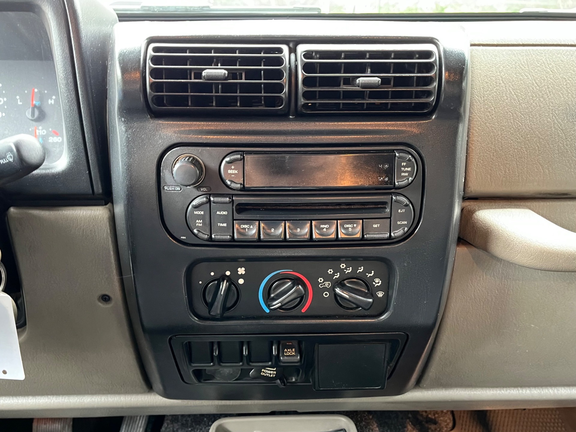 2005-jeep-wrangler-unlimited-rubicon-for-sale (4)