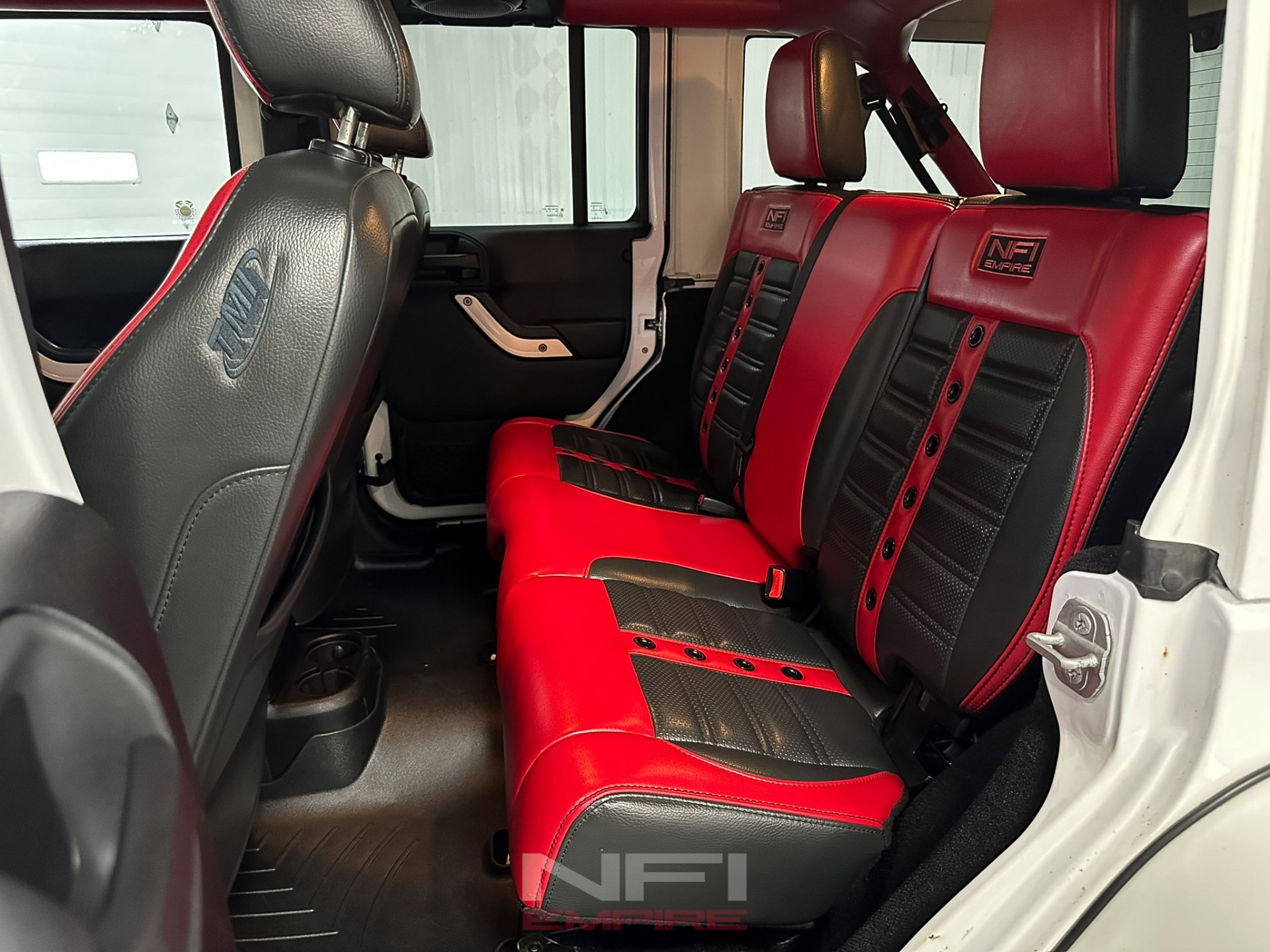 2014-jeep-wrangler-unlimited-sahara-modified (12)