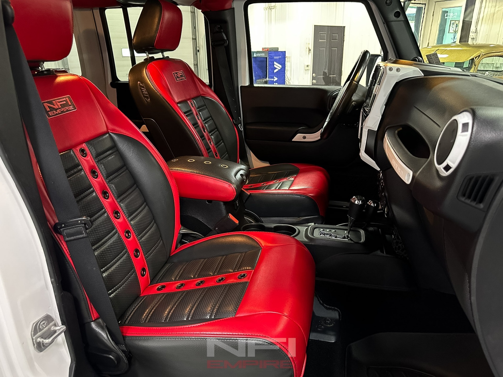 2014-jeep-wrangler-unlimited-sahara-modified (19)
