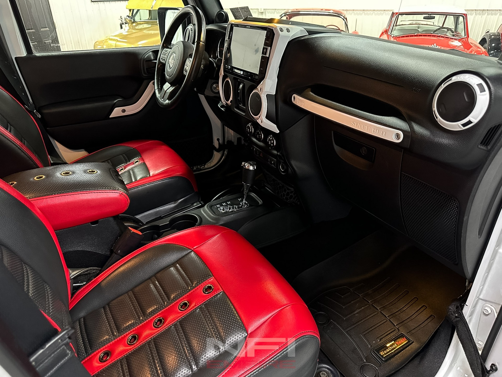 2014-jeep-wrangler-unlimited-sahara-modified (22)