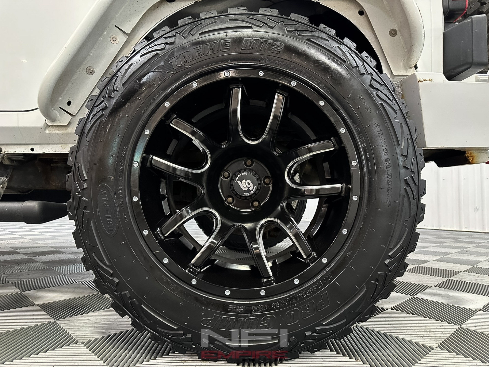 2014-jeep-wrangler-unlimited-sahara-modified (33)