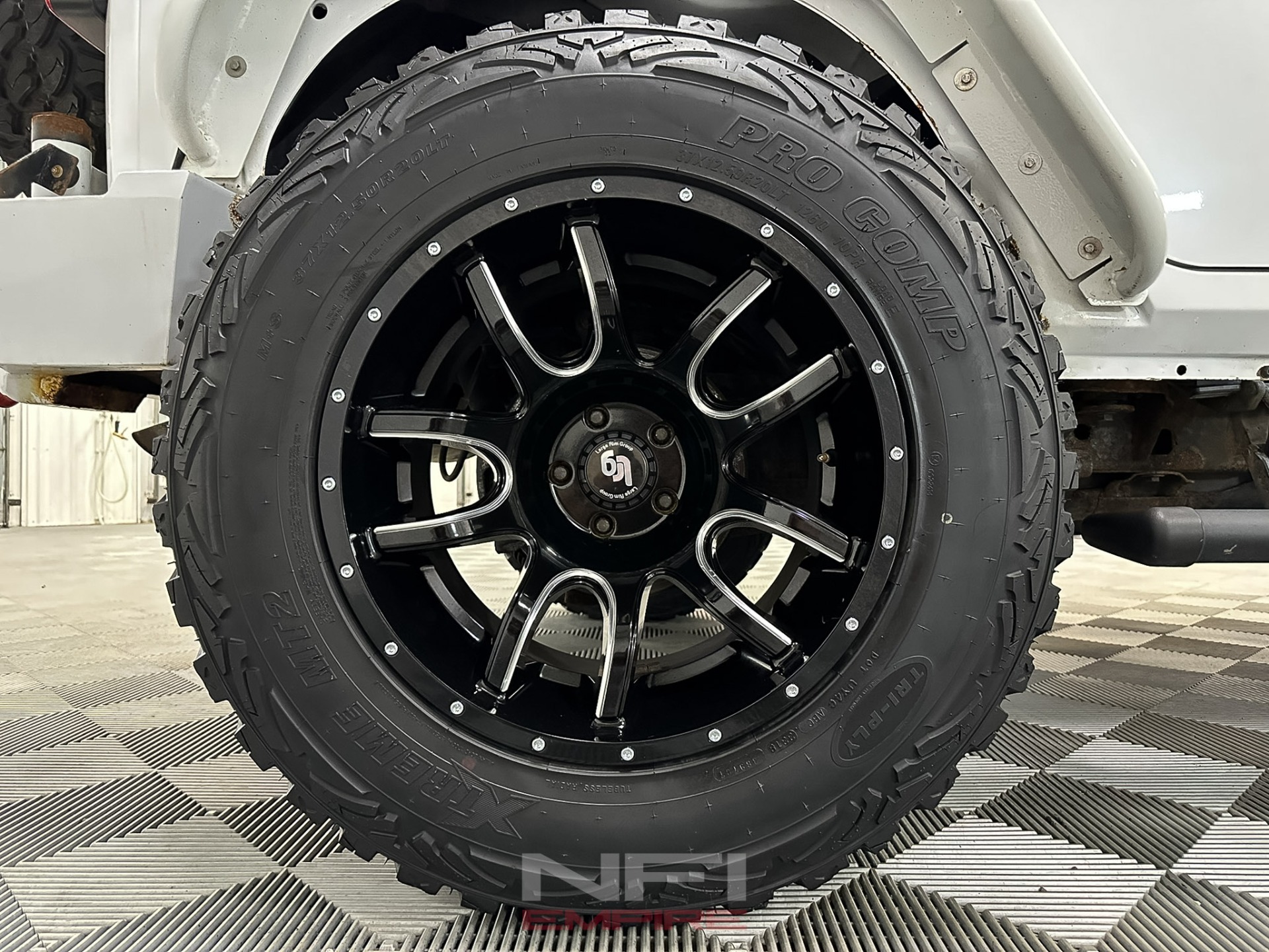 2014-jeep-wrangler-unlimited-sahara-modified (37)