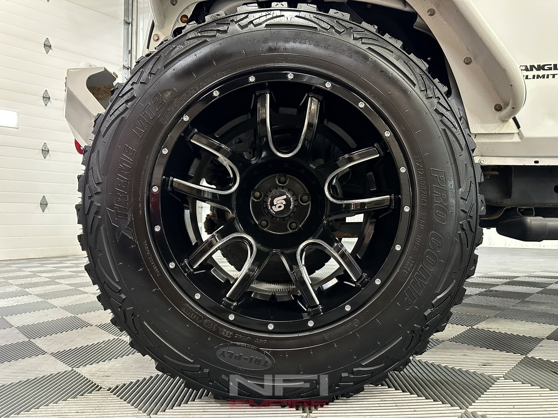 2014-jeep-wrangler-unlimited-sahara-modified (44)