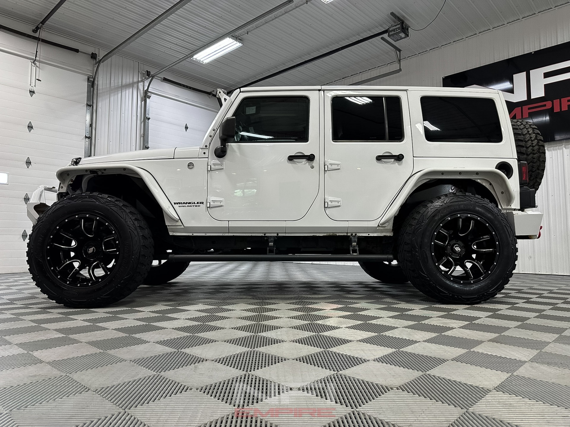 2014-jeep-wrangler-unlimited-sahara-modified (45)