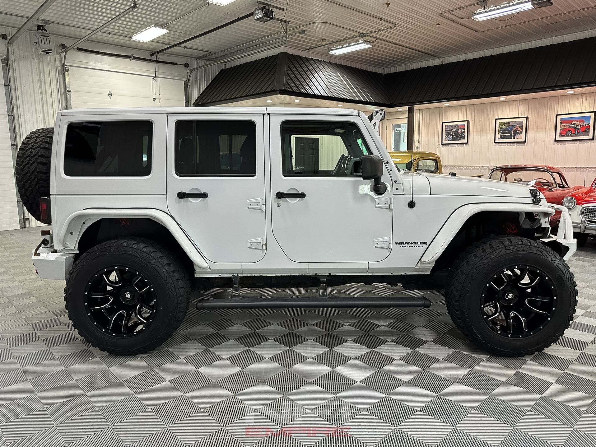 2014-jeep-wrangler-unlimited-sahara-modified (49)