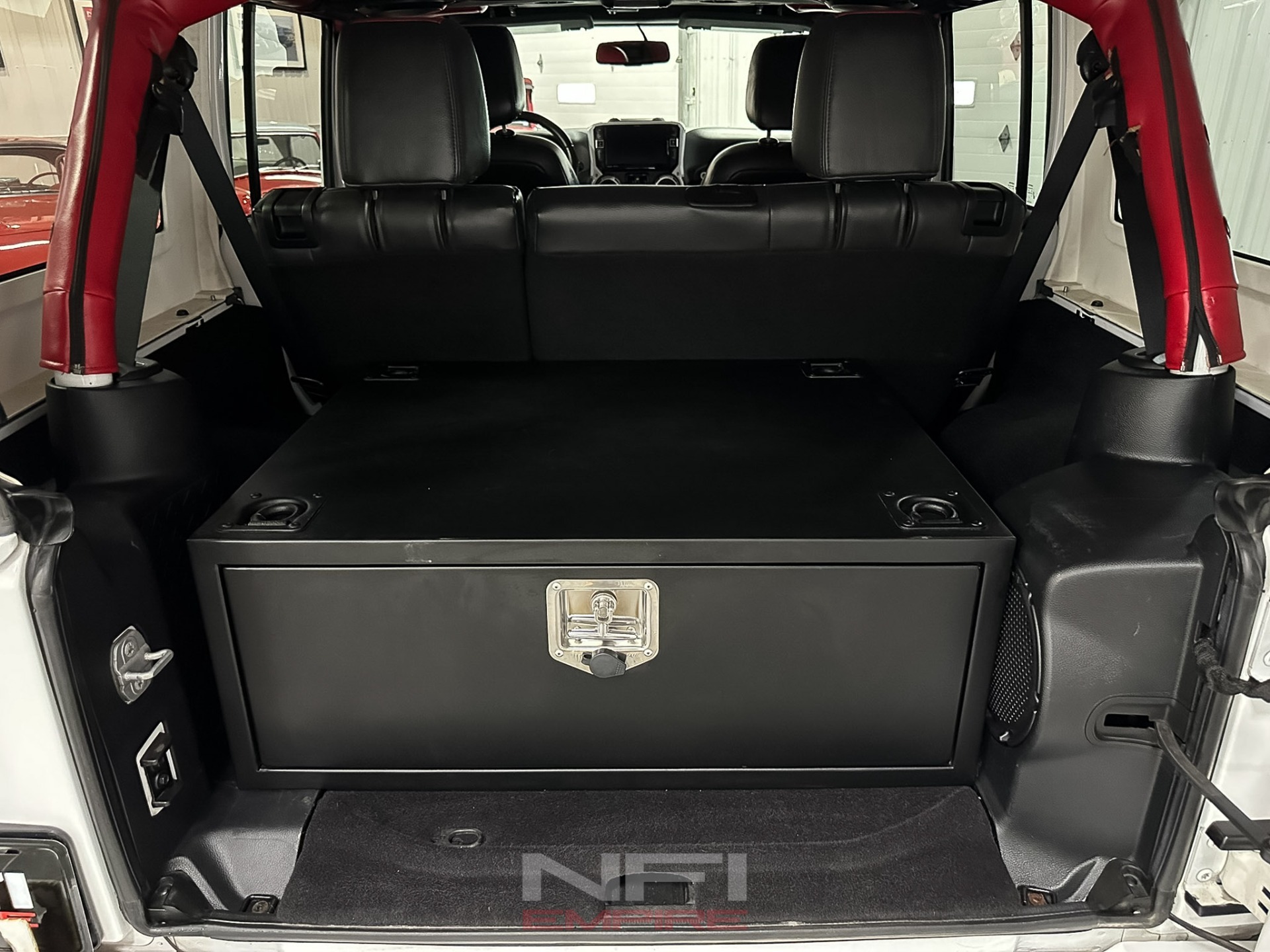 2014-jeep-wrangler-unlimited-sahara-modified (9)