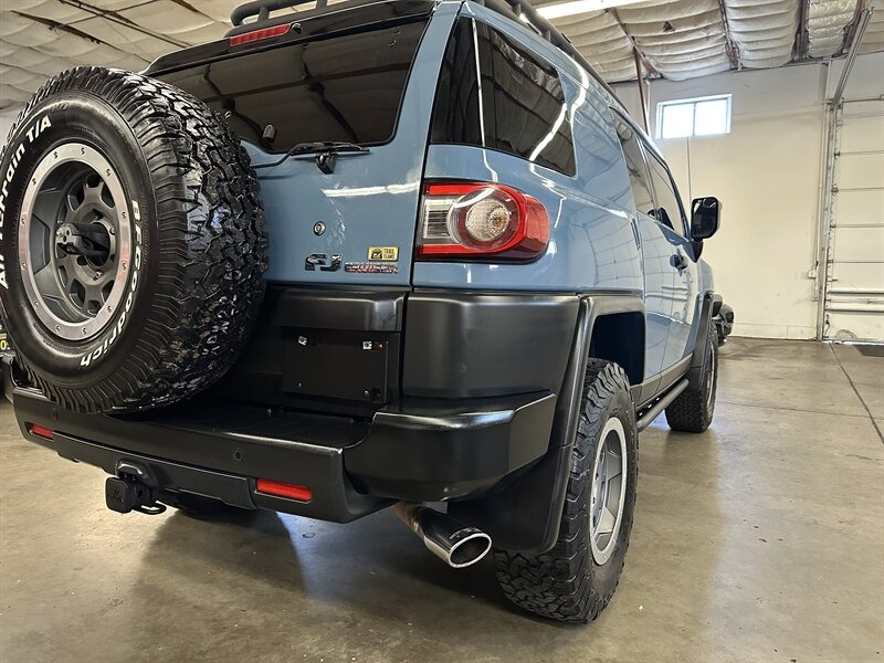 2014-toyota-fj-cruiser-trail-teams-edition (12)