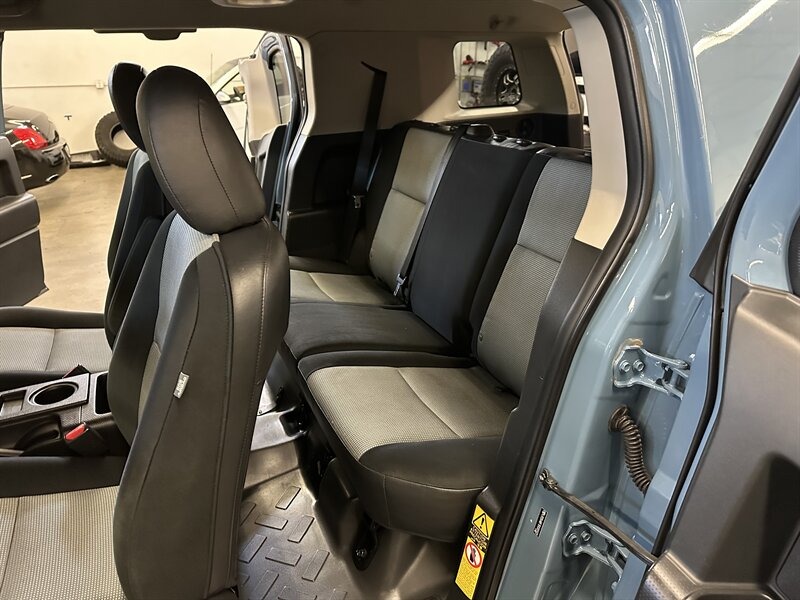 2014-toyota-fj-cruiser-trail-teams-edition (23)