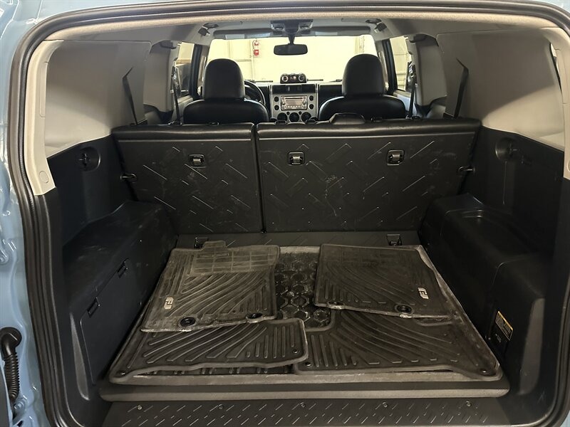 2014-toyota-fj-cruiser-trail-teams-edition (24)