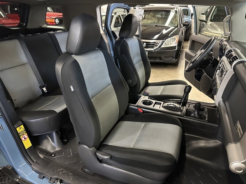 2014-toyota-fj-cruiser-trail-teams-edition (27)