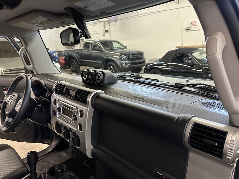2014-toyota-fj-cruiser-trail-teams-edition (28)