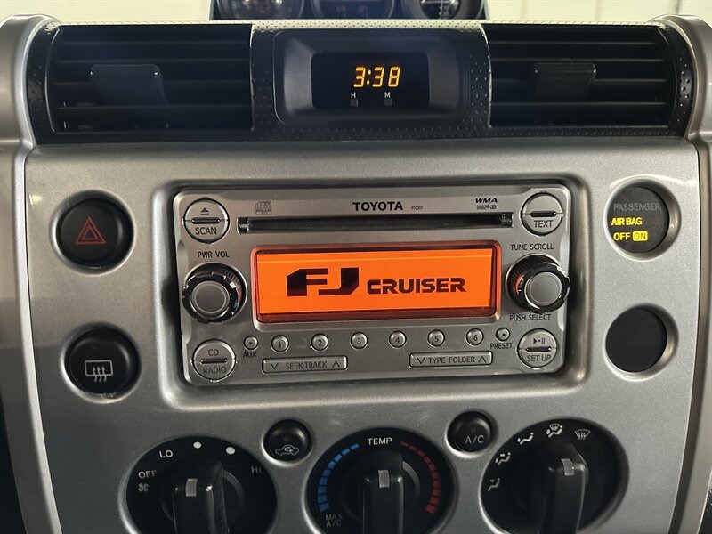 2014-toyota-fj-cruiser-trail-teams-edition (31)