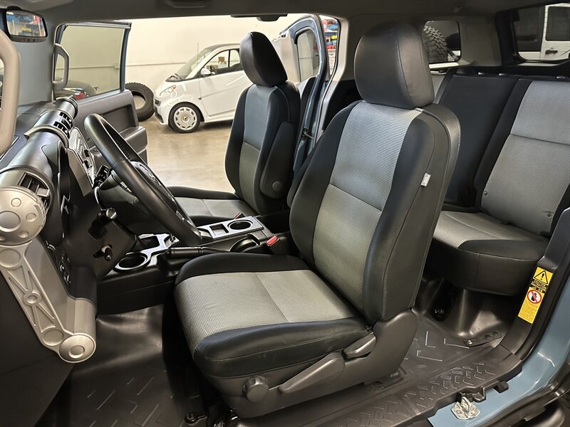 2014-toyota-fj-cruiser-trail-teams-edition (32)