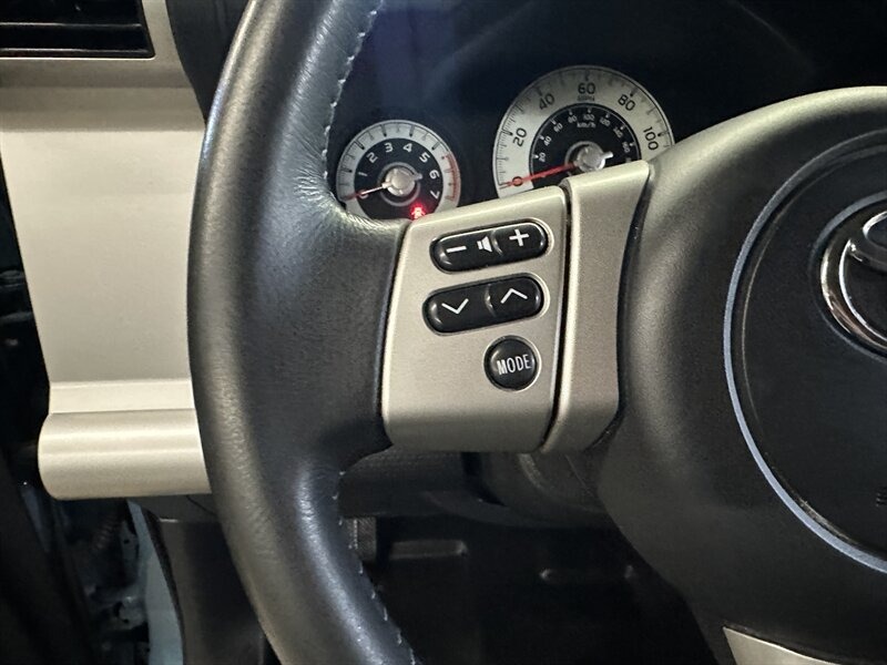 2014-toyota-fj-cruiser-trail-teams-edition (35)