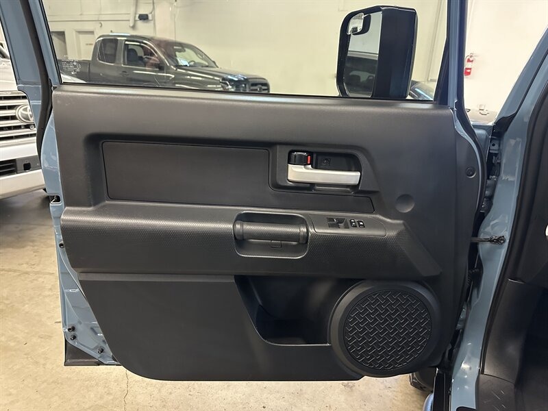 2014-toyota-fj-cruiser-trail-teams-edition (39)