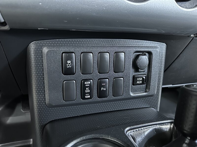 2014-toyota-fj-cruiser-trail-teams-edition (40)