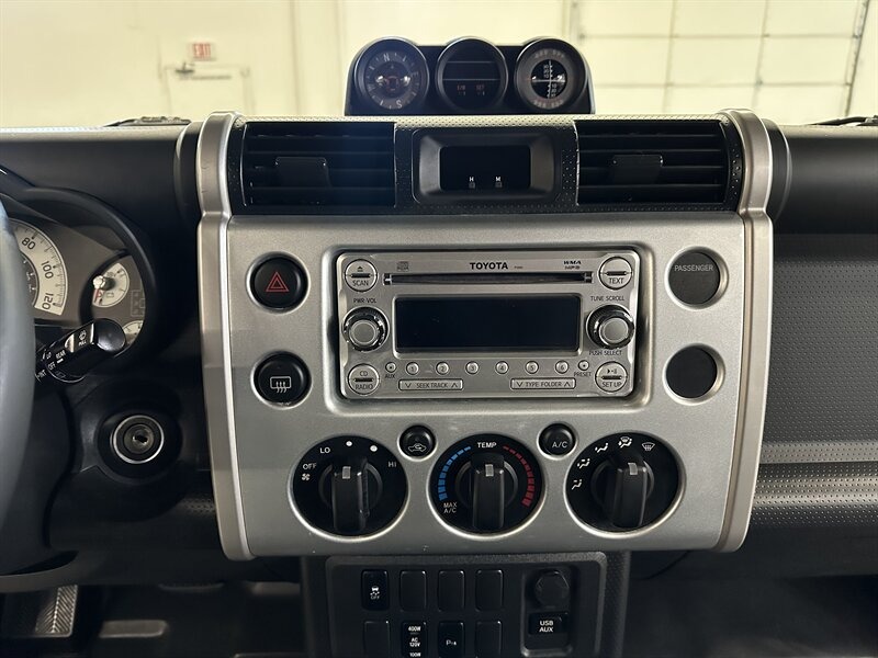 2014-toyota-fj-cruiser-trail-teams-edition (41)