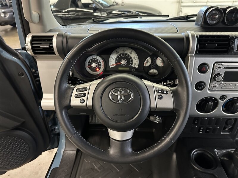 2014-toyota-fj-cruiser-trail-teams-edition (42)