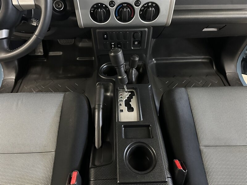 2014-toyota-fj-cruiser-trail-teams-edition (43)