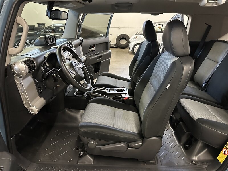 2014-toyota-fj-cruiser-trail-teams-edition (47)
