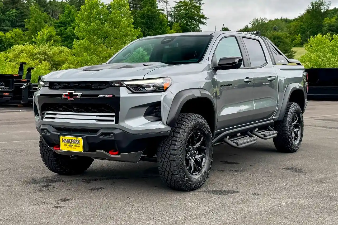 2025-chevrolet-colorado-zr2-4x4-4dr-crew-cab-for-sale-new-lebanon-ny-11