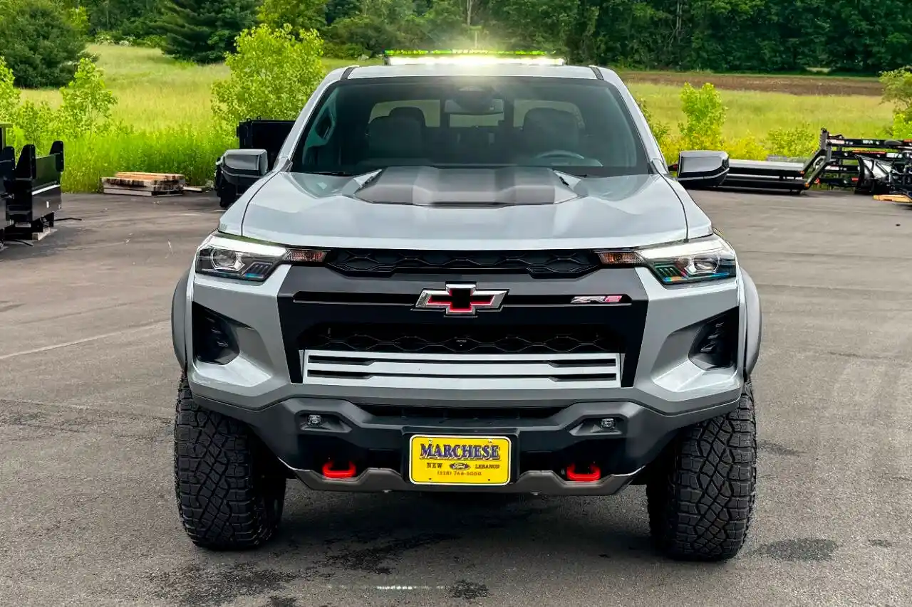 2025-chevrolet-colorado-zr2-4x4-4dr-crew-cab-for-sale-new-lebanon-ny-12