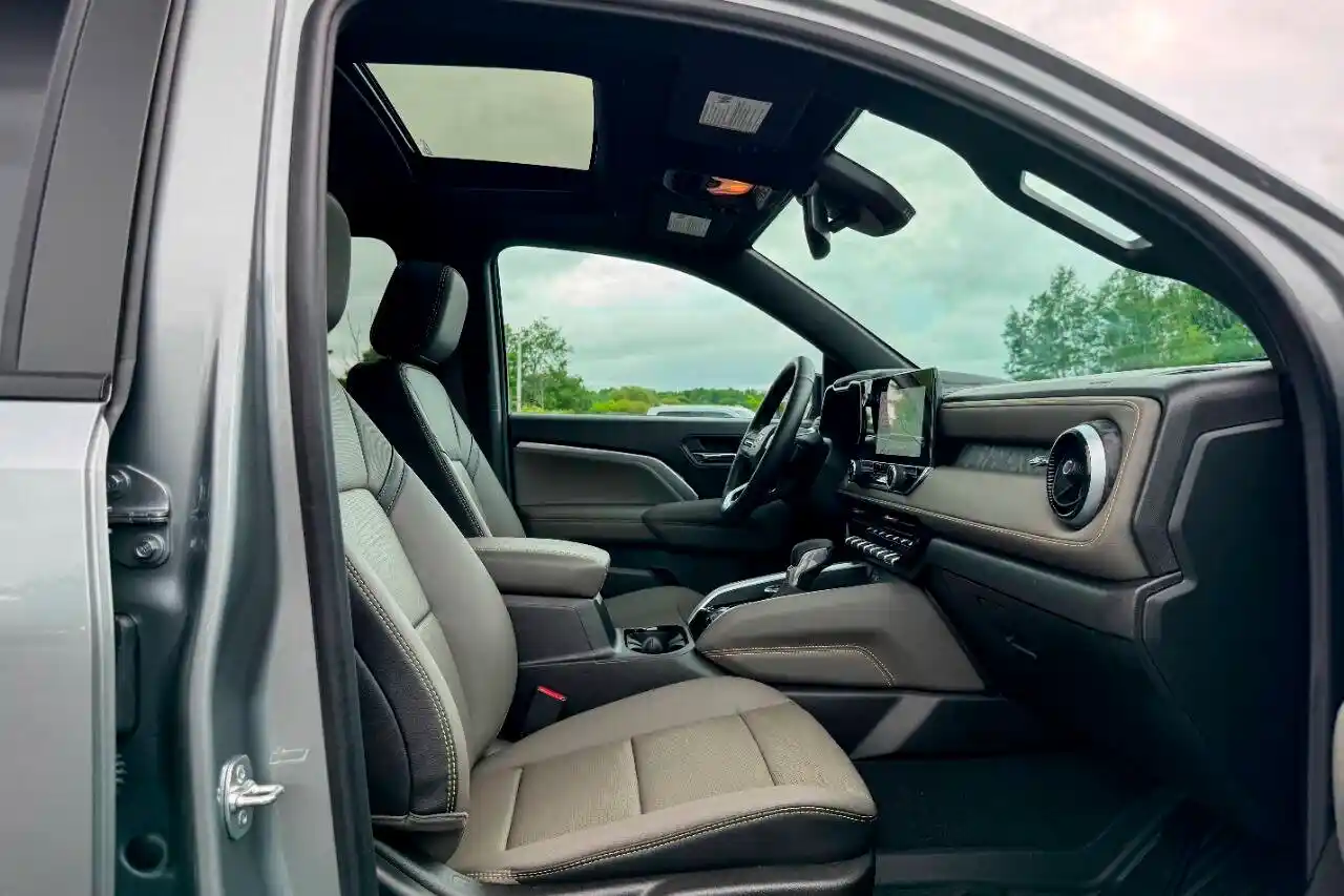 2025-chevrolet-colorado-zr2-4x4-4dr-crew-cab-for-sale-new-lebanon-ny-14