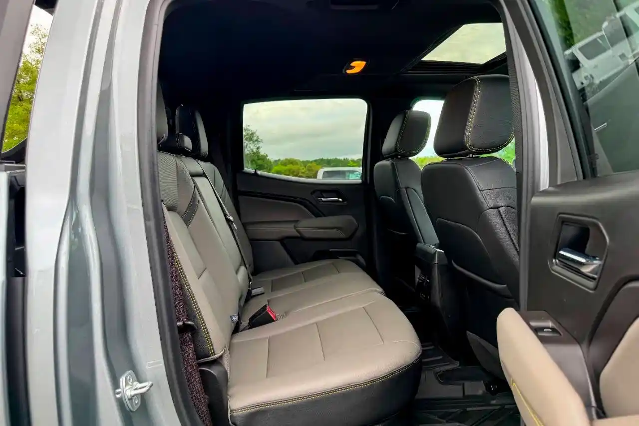 2025-chevrolet-colorado-zr2-4x4-4dr-crew-cab-for-sale-new-lebanon-ny-17