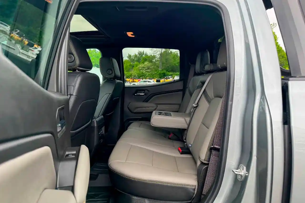 2025-chevrolet-colorado-zr2-4x4-4dr-crew-cab-for-sale-new-lebanon-ny-19