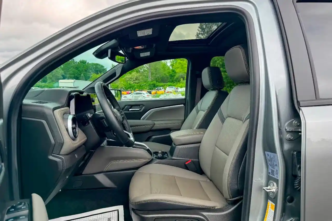 2025-chevrolet-colorado-zr2-4x4-4dr-crew-cab-for-sale-new-lebanon-ny-20