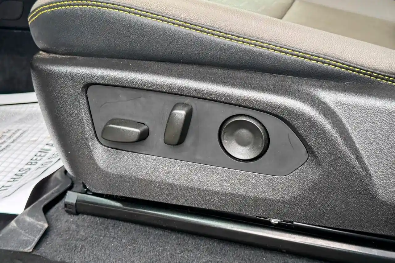 2025-chevrolet-colorado-zr2-4x4-4dr-crew-cab-for-sale-new-lebanon-ny-23