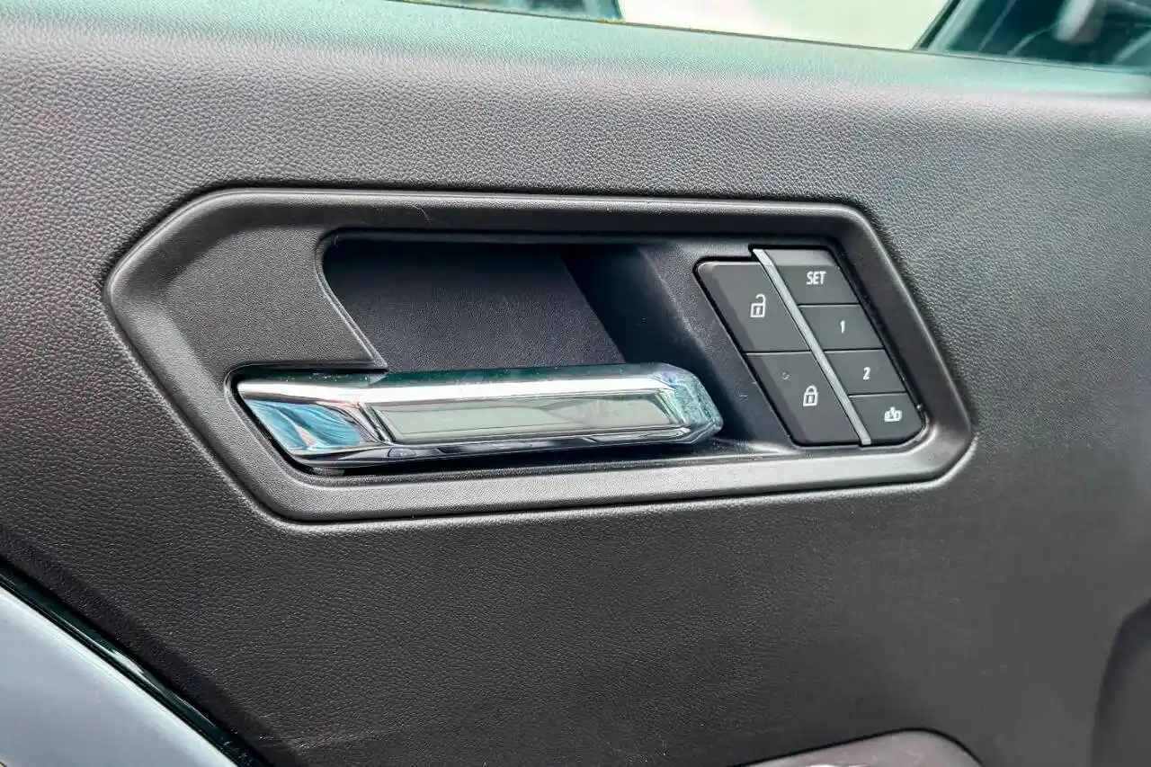 2025-chevrolet-colorado-zr2-4x4-4dr-crew-cab-for-sale-new-lebanon-ny-24