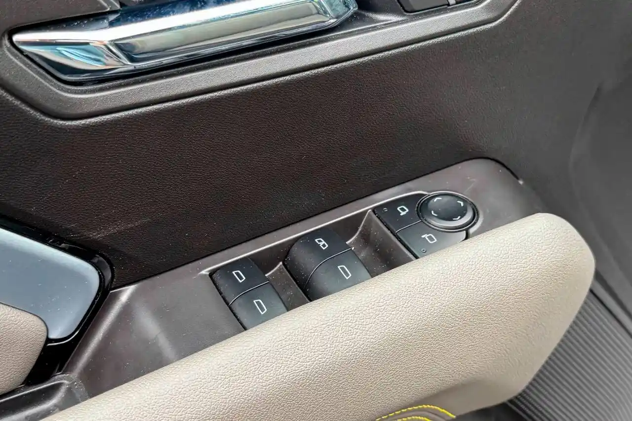 2025-chevrolet-colorado-zr2-4x4-4dr-crew-cab-for-sale-new-lebanon-ny-25