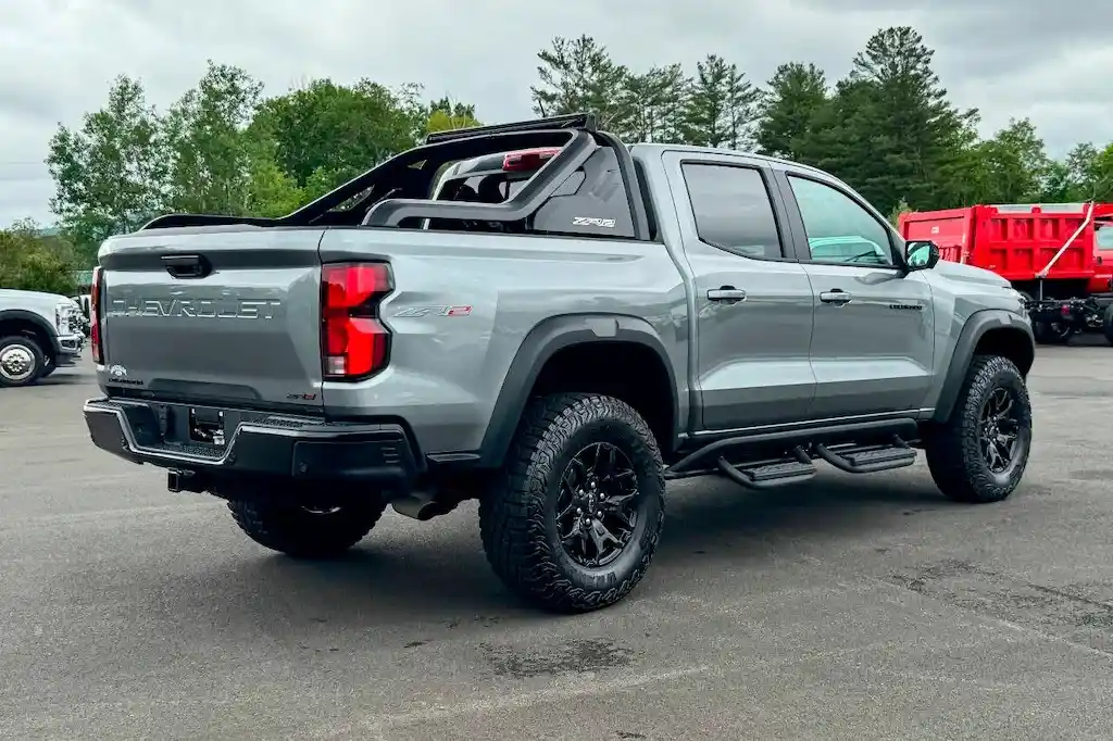 2025-chevrolet-colorado-zr2-4x4-4dr-crew-cab-for-sale-new-lebanon-ny-3