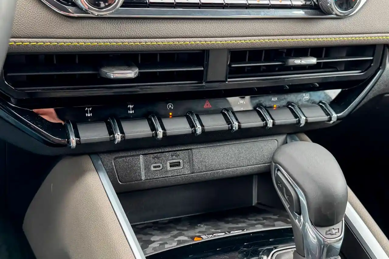 2025-chevrolet-colorado-zr2-4x4-4dr-crew-cab-for-sale-new-lebanon-ny-33