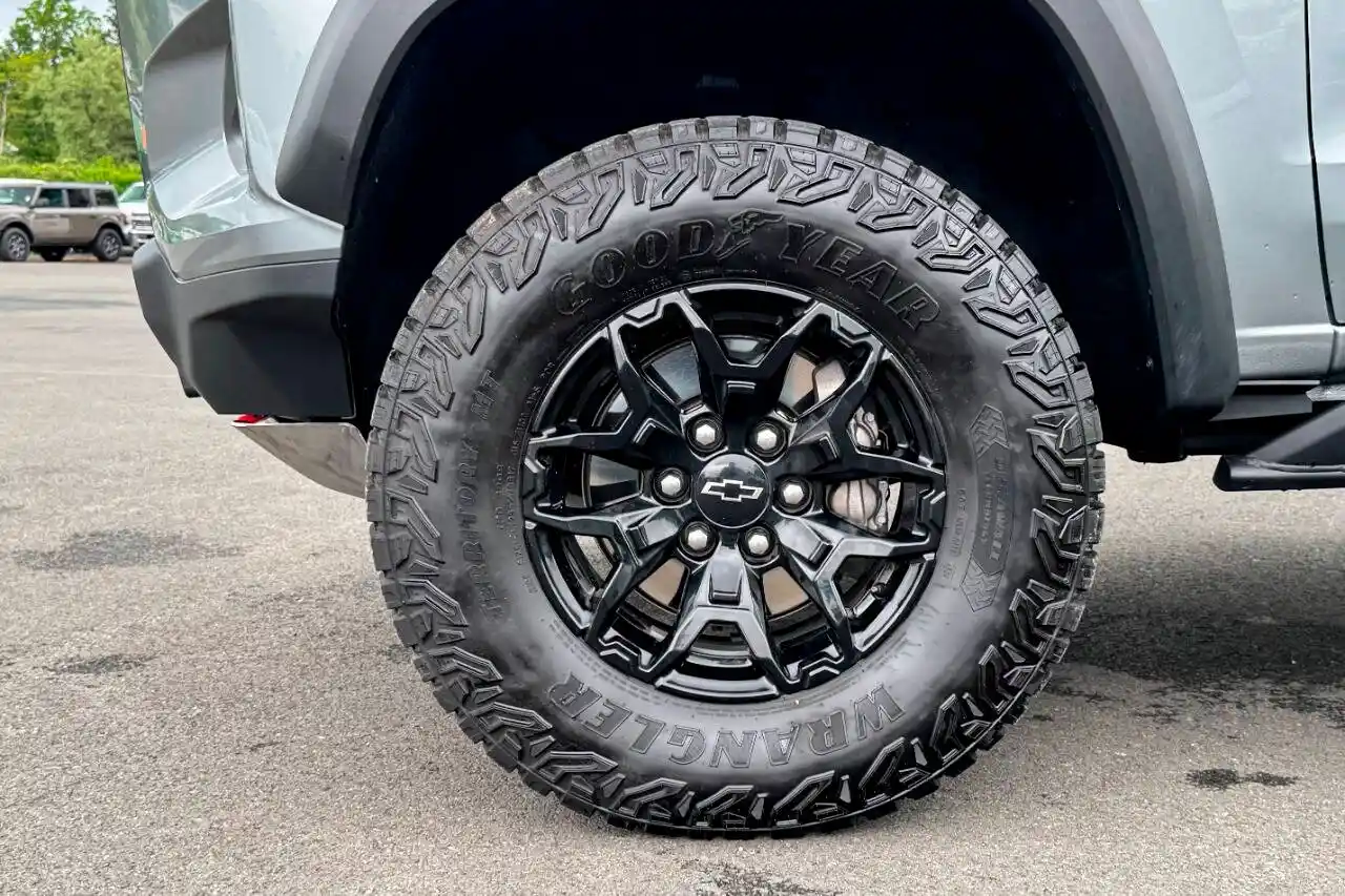 2025-chevrolet-colorado-zr2-4x4-4dr-crew-cab-for-sale-new-lebanon-ny-38
