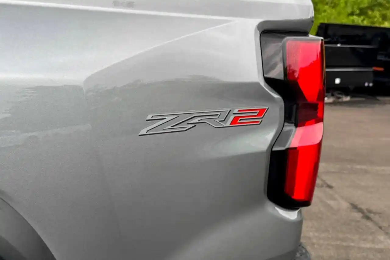 2025-chevrolet-colorado-zr2-4x4-4dr-crew-cab-for-sale-new-lebanon-ny-45