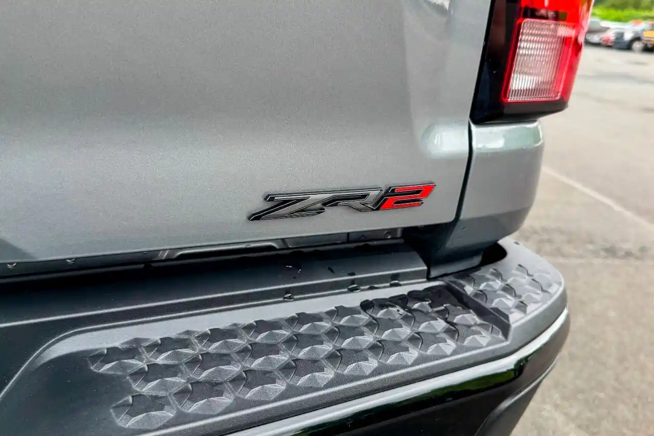 2025-chevrolet-colorado-zr2-4x4-4dr-crew-cab-for-sale-new-lebanon-ny-46