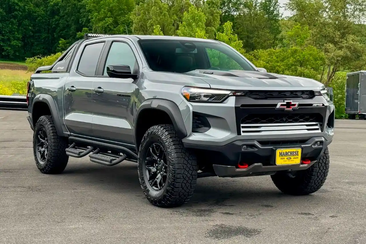 2025-chevrolet-colorado-zr2-4x4-4dr-crew-cab-for-sale-new-lebanon-ny-5