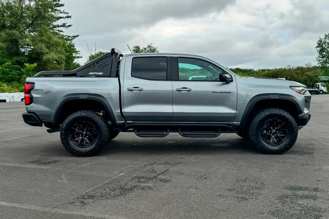 2025-chevrolet-colorado-zr2-4x4-4dr-crew-cab-for-sale-new-lebanon-ny-6