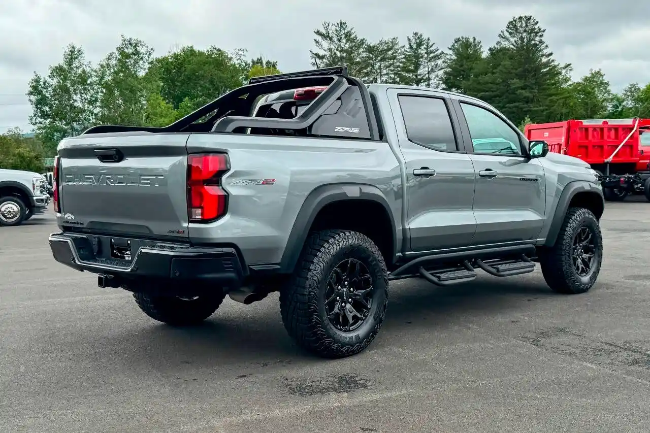 2025-chevrolet-colorado-zr2-4x4-4dr-crew-cab-for-sale-new-lebanon-ny-7