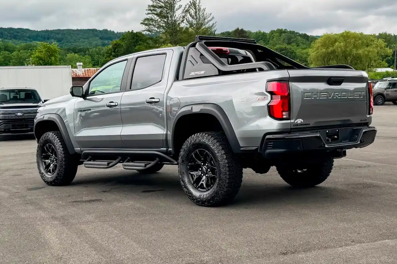 2025-chevrolet-colorado-zr2-4x4-4dr-crew-cab-for-sale-new-lebanon-ny-9