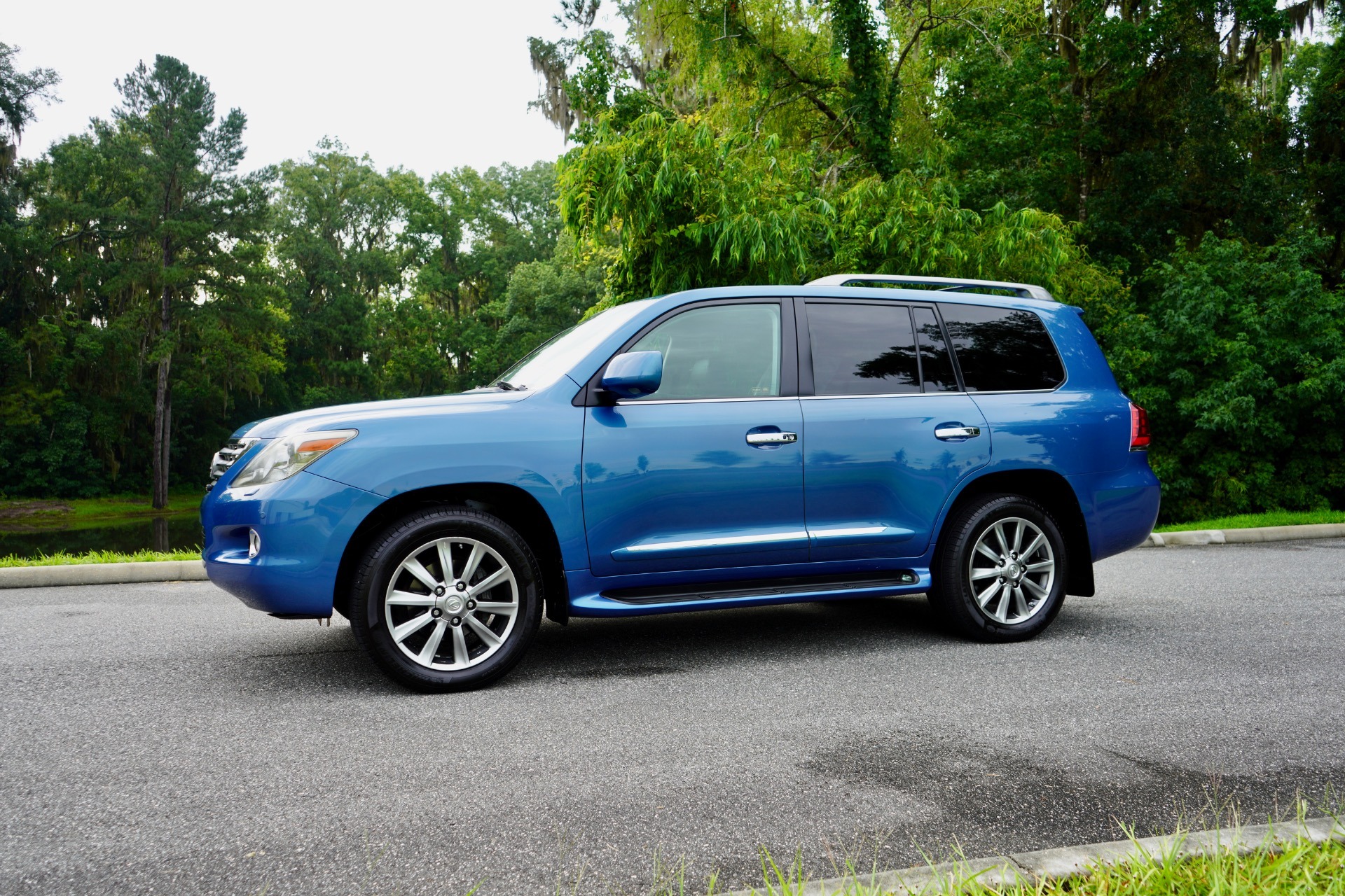imgi_37_Used-2010-Lexus-LX-570-RARE-COASTAL-AZUL-MICA-1721959331