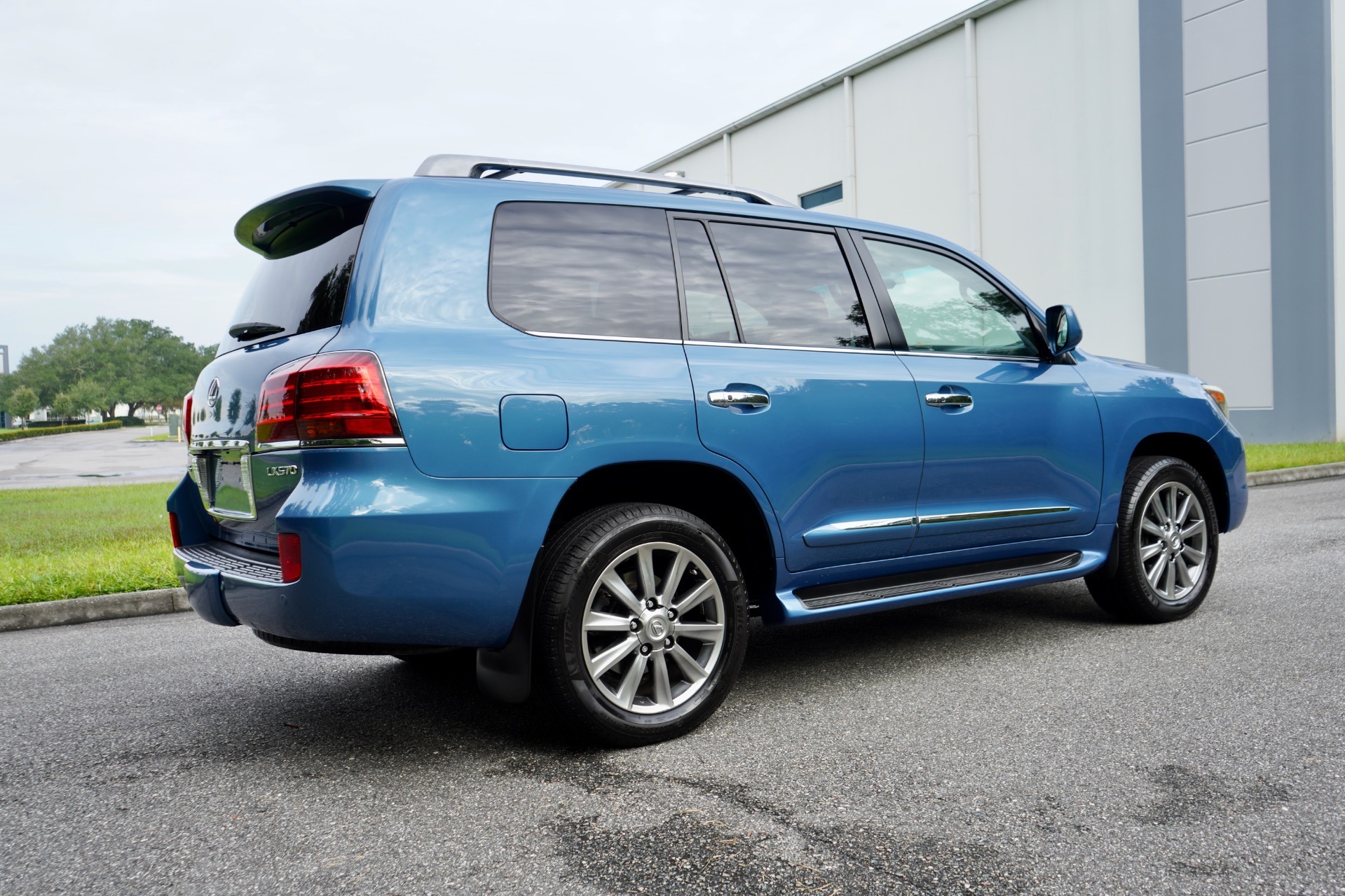 imgi_39_Used-2010-Lexus-LX-570-RARE-COASTAL-AZUL-MICA-1721959331