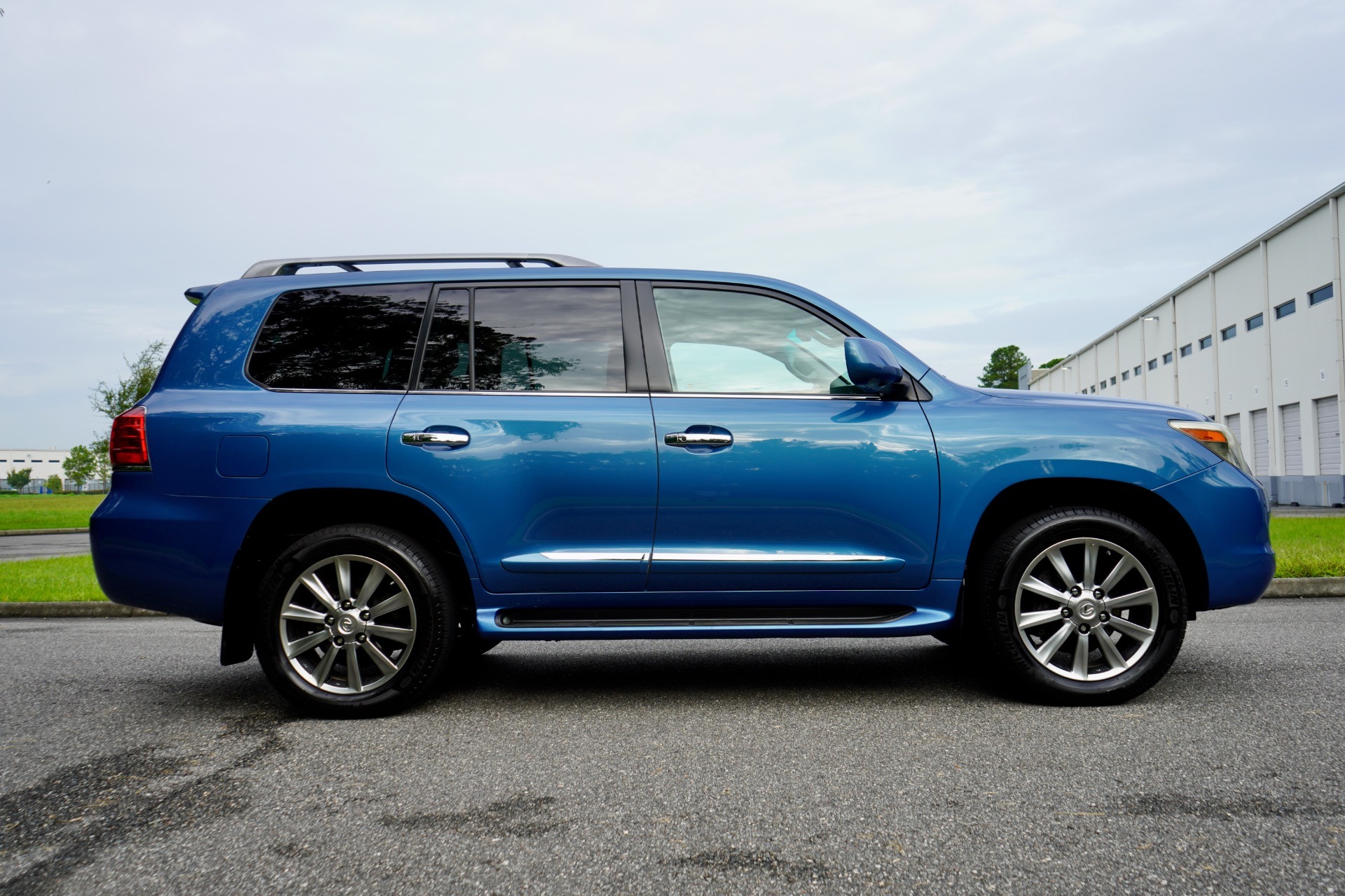 imgi_40_Used-2010-Lexus-LX-570-RARE-COASTAL-AZUL-MICA-1721959331