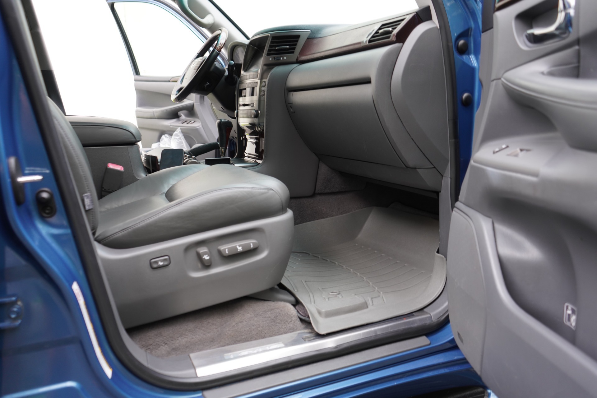 imgi_44_Used-2010-Lexus-LX-570-RARE-COASTAL-AZUL-MICA-1721959331