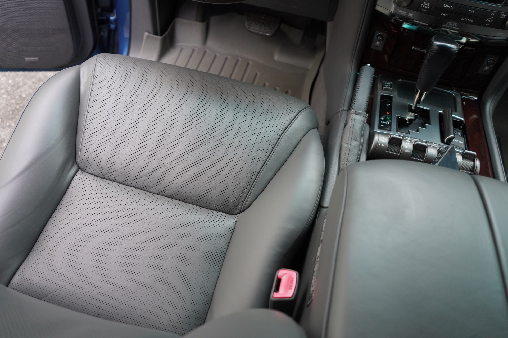 imgi_47_Used-2010-Lexus-LX-570-RARE-COASTAL-AZUL-MICA-1721959331