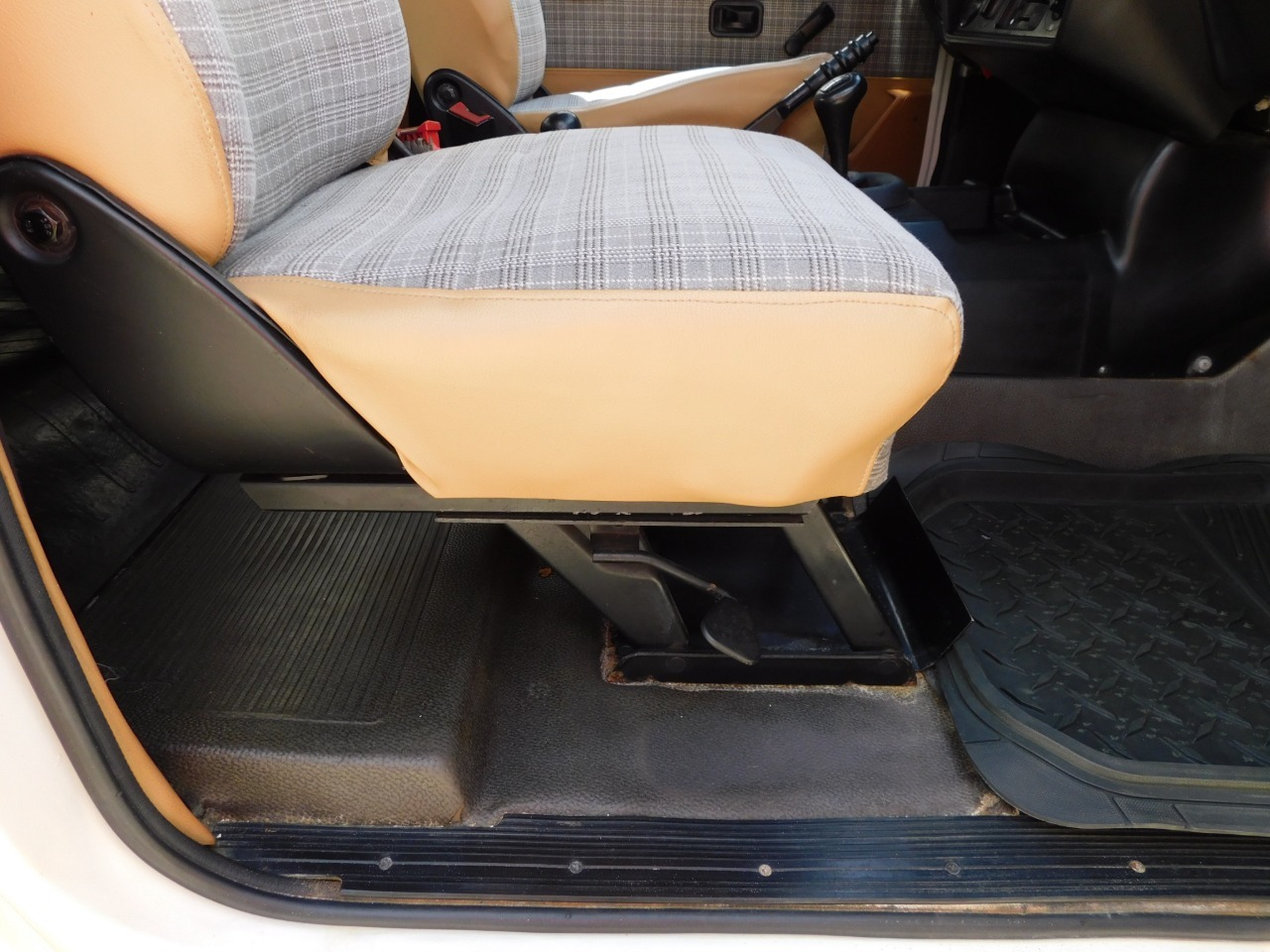 1985-mercedes-benz-280ge (24)