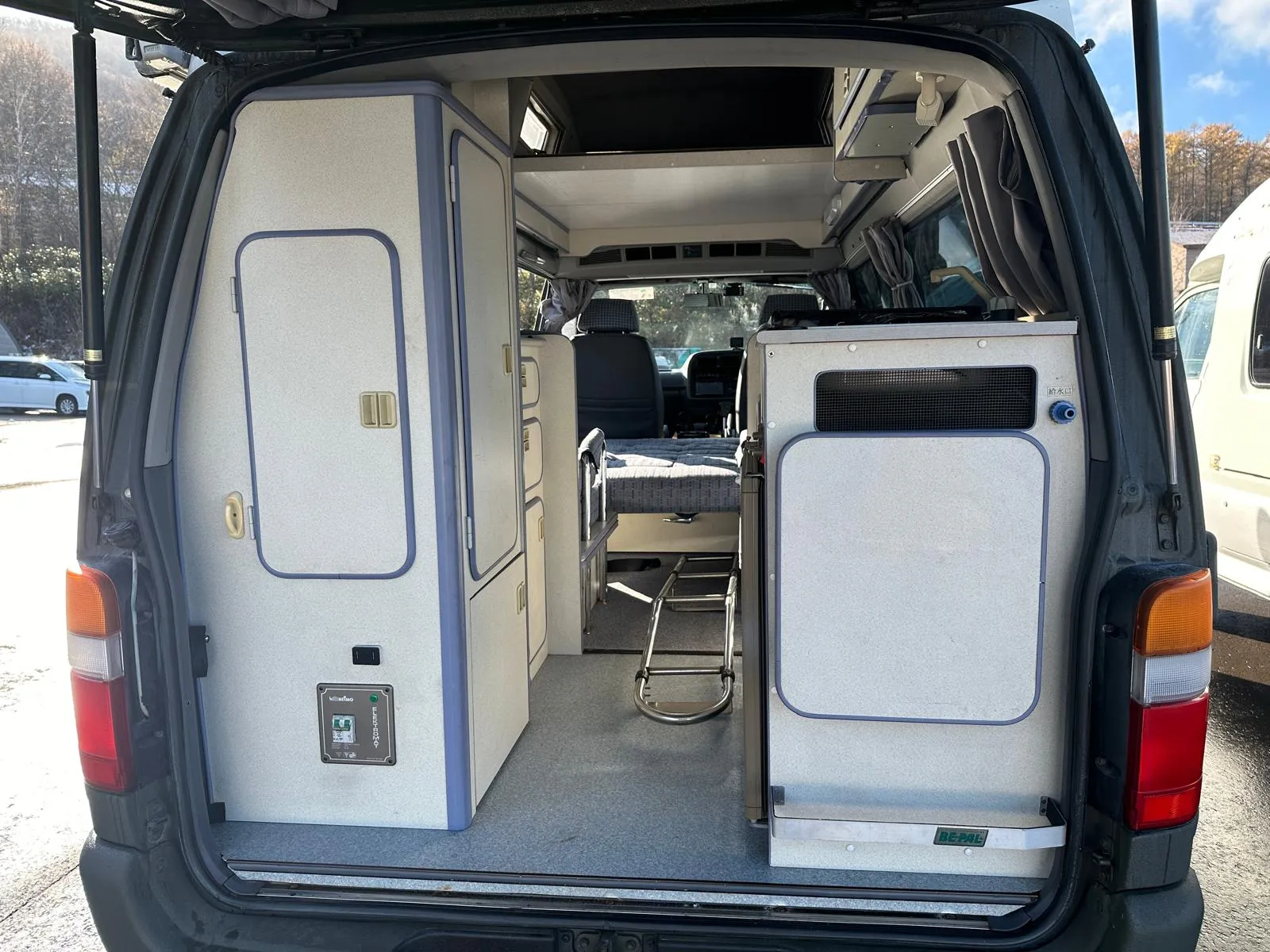 1993-toyota-hiace-highroof-camper-for-sale-08
